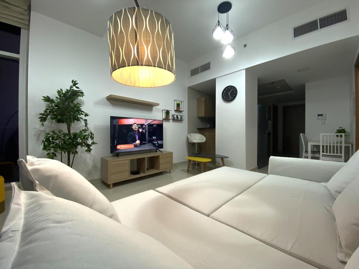Walk To The Beach Or Enjoy The Amazing View From The Balcony *
