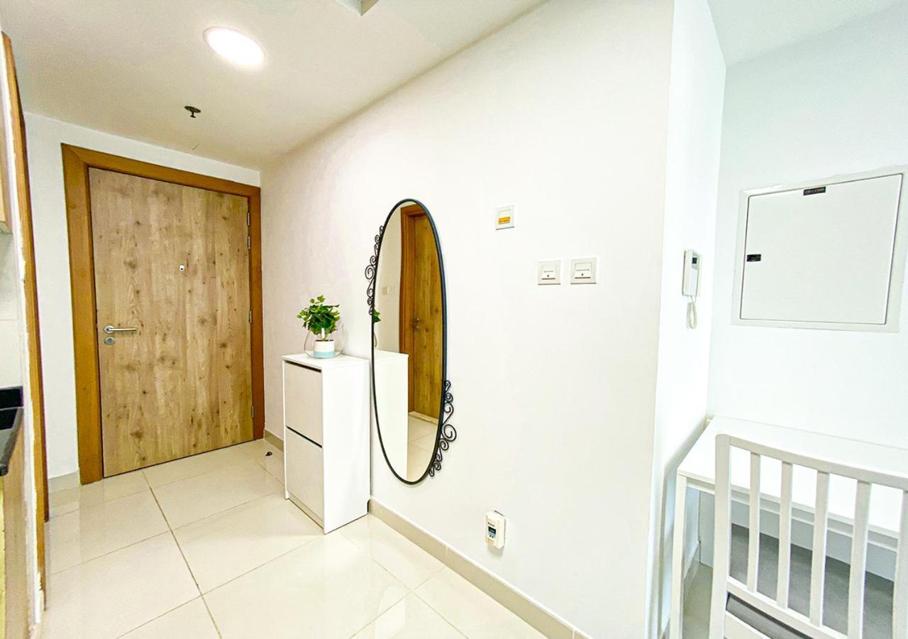 Walk To The Beach Or Enjoy The Amazing View From The Balcony Apartment