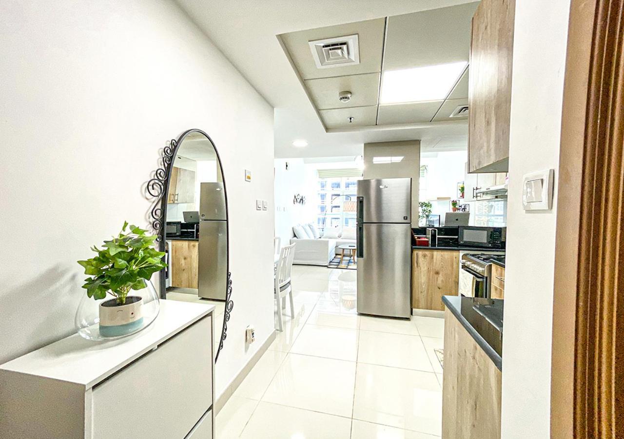 Apartment Walk To The Beach Or Enjoy The Amazing View From The Balcony Dubai