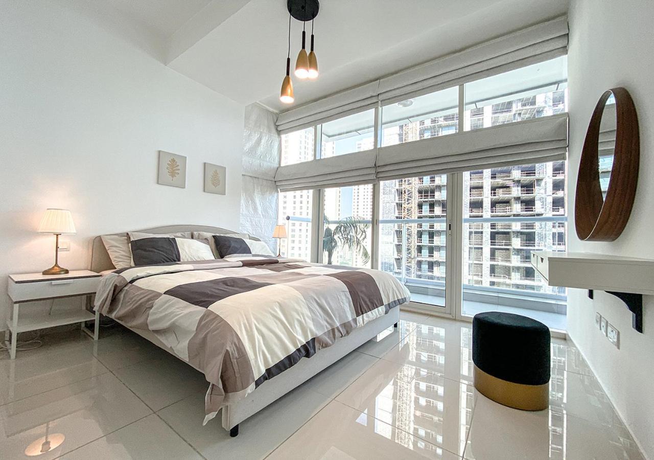 Walk To The Beach Or Enjoy The Amazing View From The Balcony Apartment
